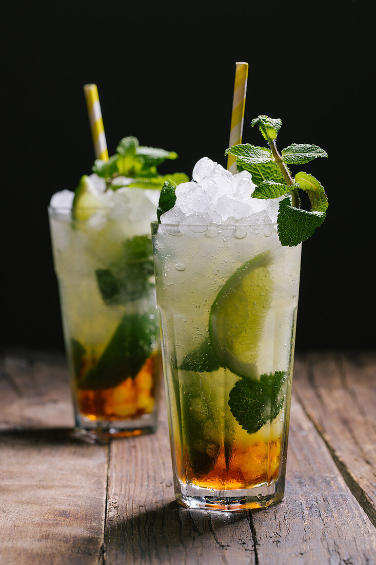 Mojito cocktails with ice and mint leaves