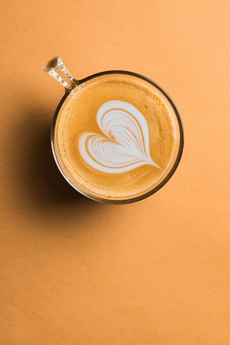 Cappuccino in Glastasse mit Latte Art in Herzform