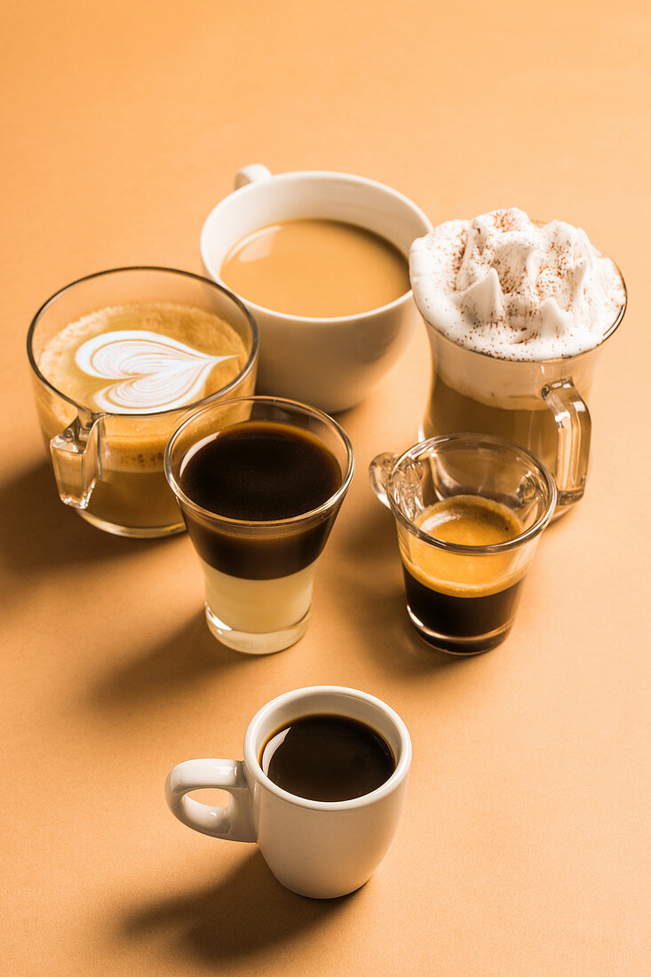 Verschiedene klassische Kaffeegetränke in Tassen unterschiedlicher Größe