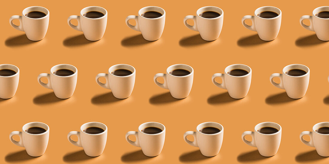 Viele Tassen heißer Kaffee in Reihen