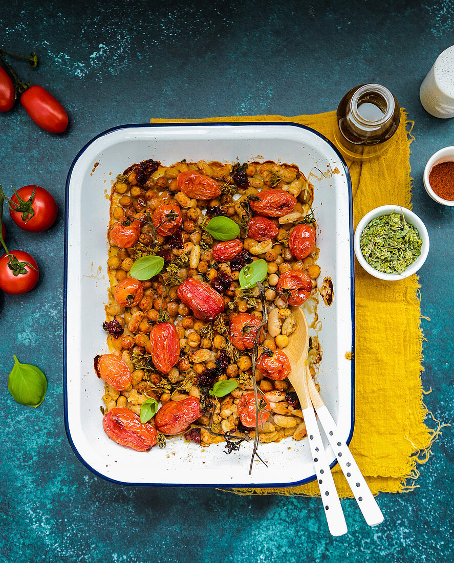 Baked beans and chickpeas with peppers, tomatoes and herbs