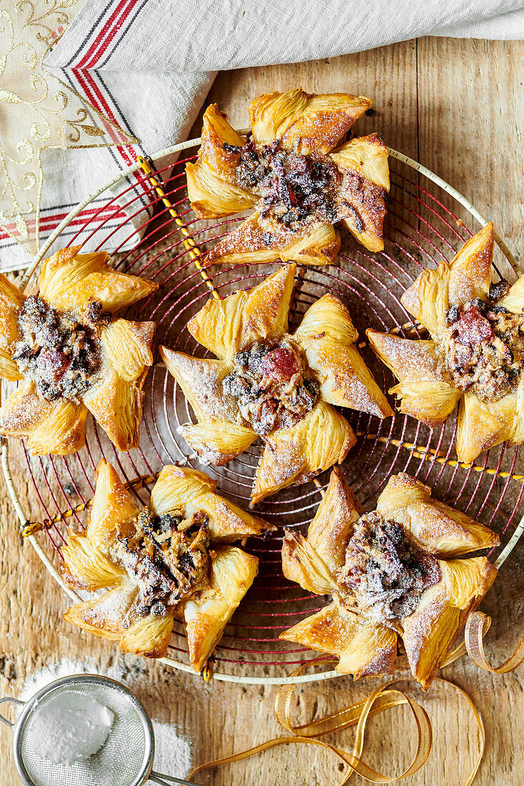 Puff pastries with almond and apple filling in star shapes (Christmas)