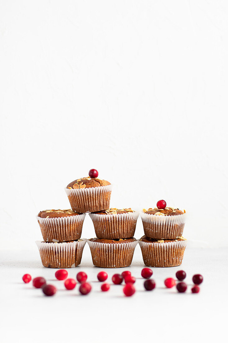 Cranberry-Muffins vor weißem Hintergrund