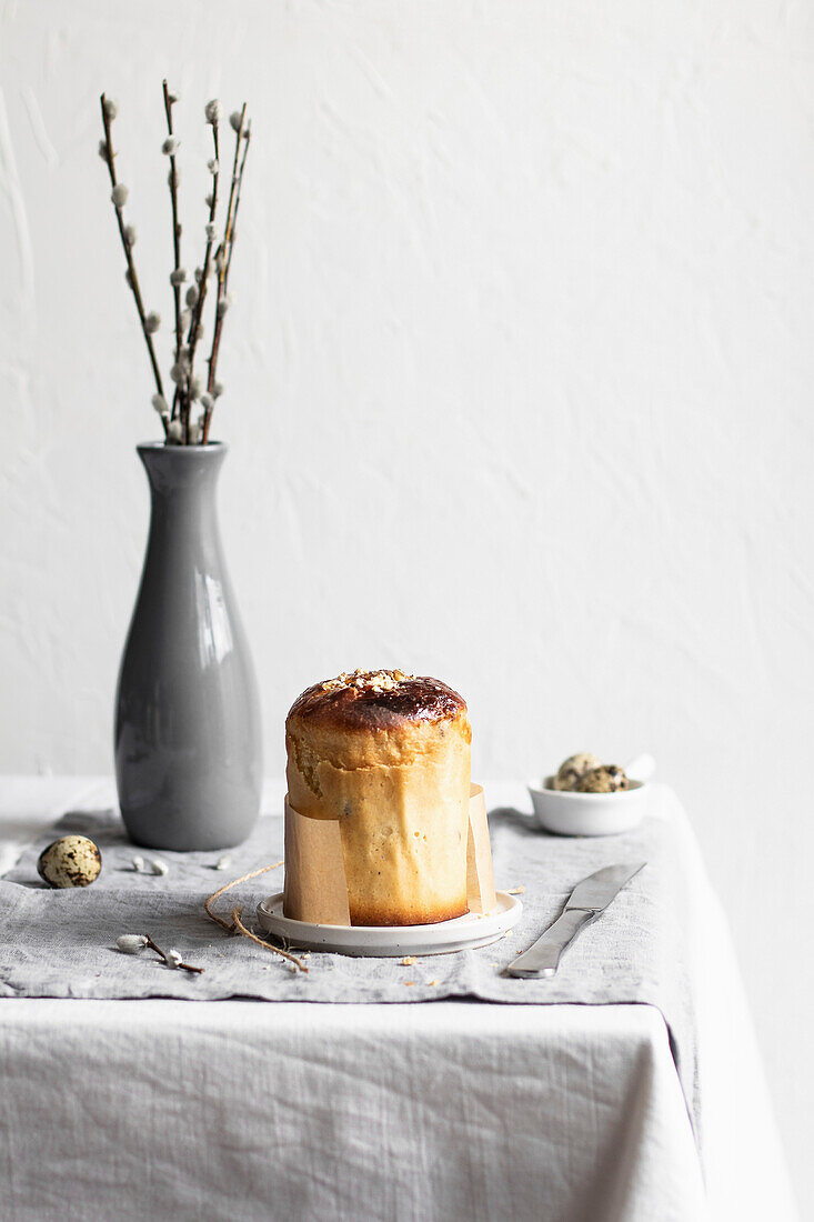 Osterkuchen auf Ostertisch