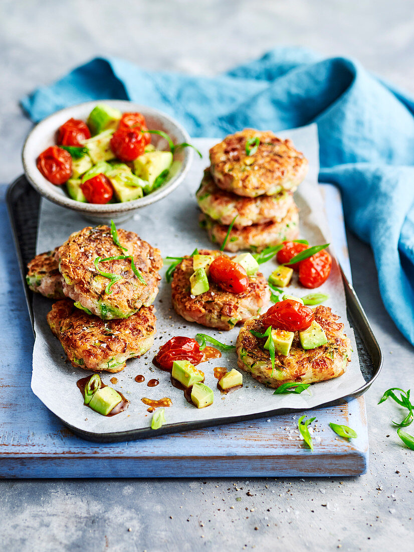 Zucchinipuffer mit Schinken, Avocado und Frühlingszwiebeln