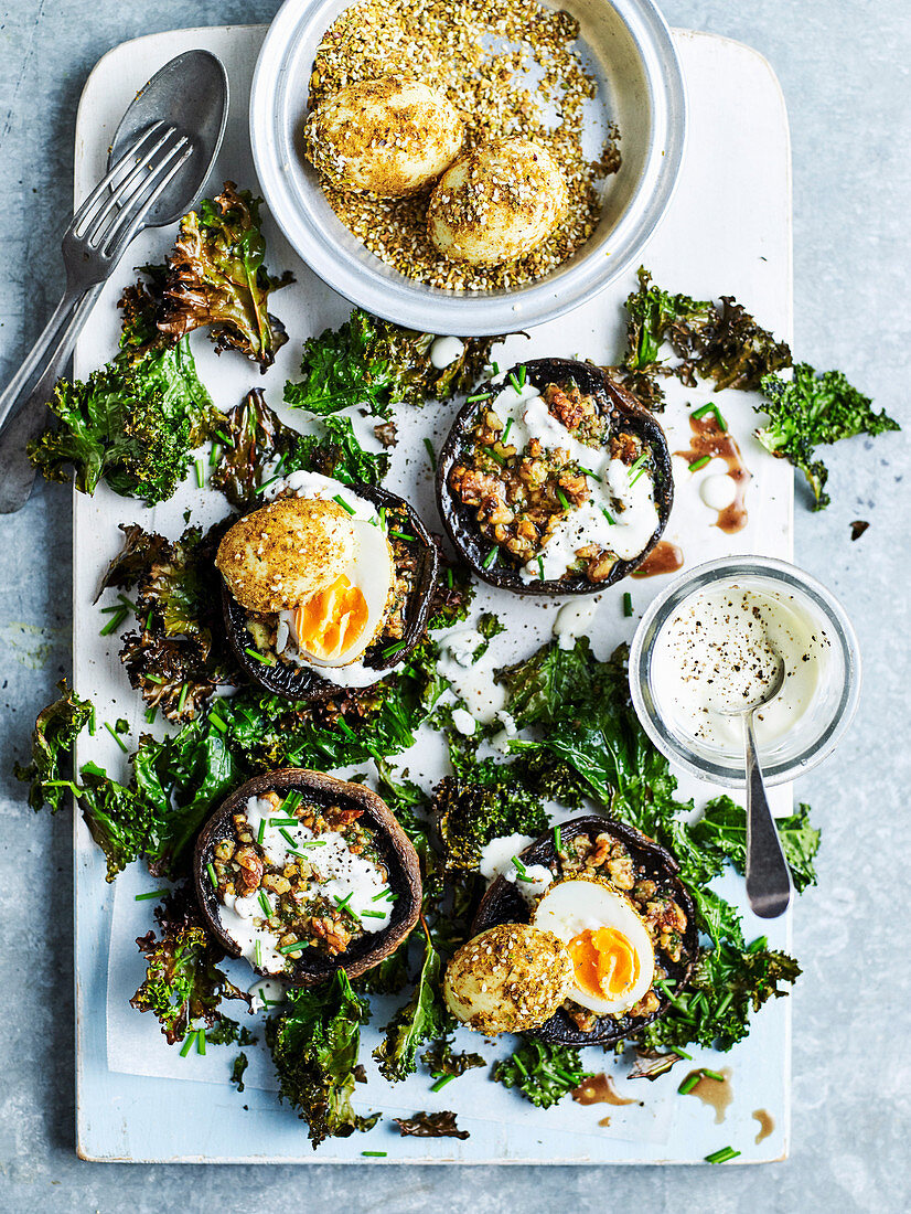 Glutenfreie gegrillte Pilze mit Dukkah-Eiern und knusprigem Grünkohl