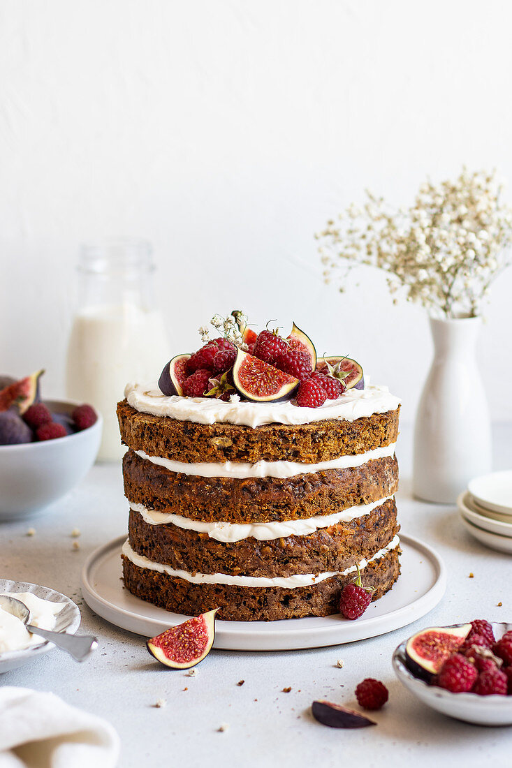 Karotten-Naked Cake mit Feigen, Himbeeren und Honig