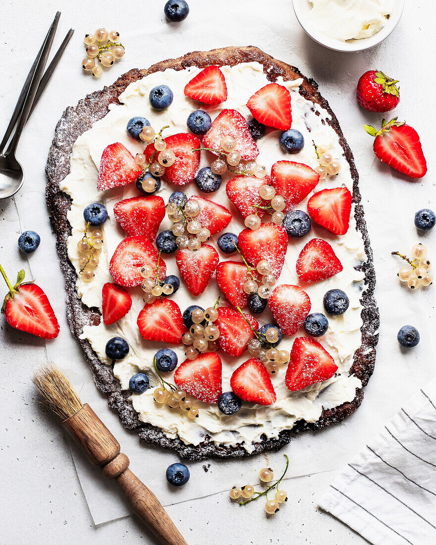 Schneller Schokoladenkuchen vom Blech mit Frischkäse und Beeren