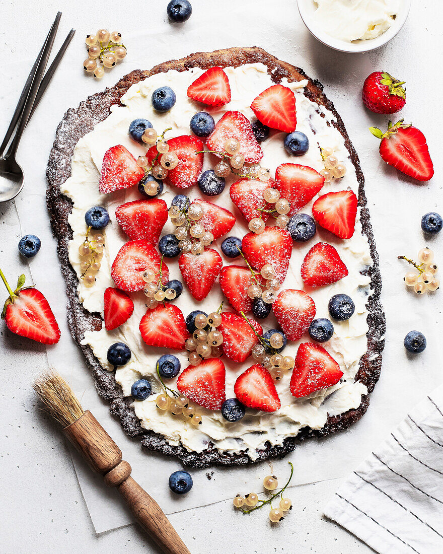 Simple chcolate tart with cream cheese and berries