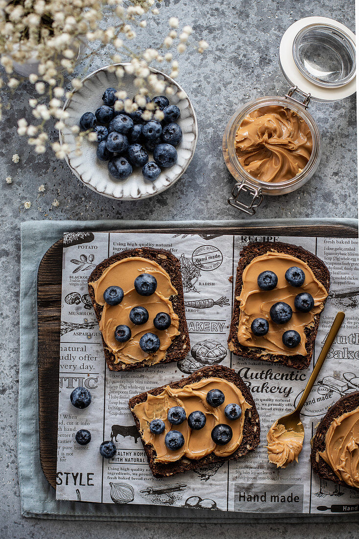 Erdnussbutterbrot mit Blaubeeren