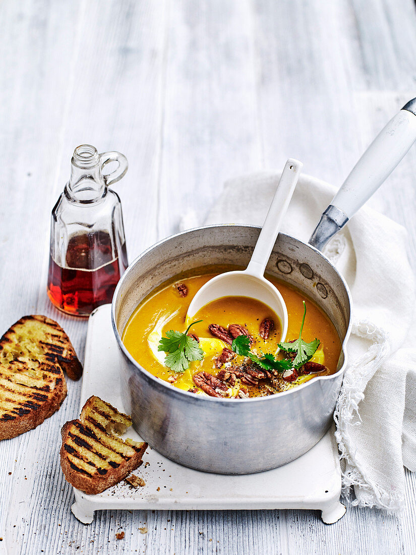 Kürbissuppe mit Harissa und Ahorn