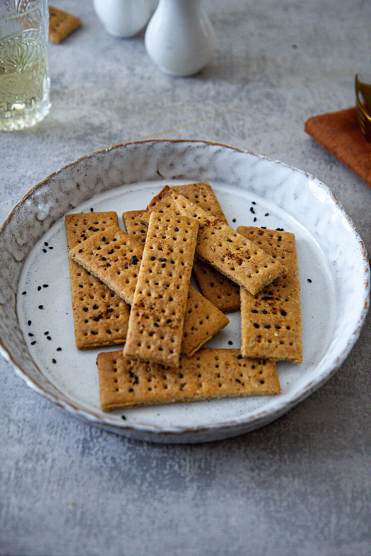 Cracker mit schwarzem Sesamsamen
