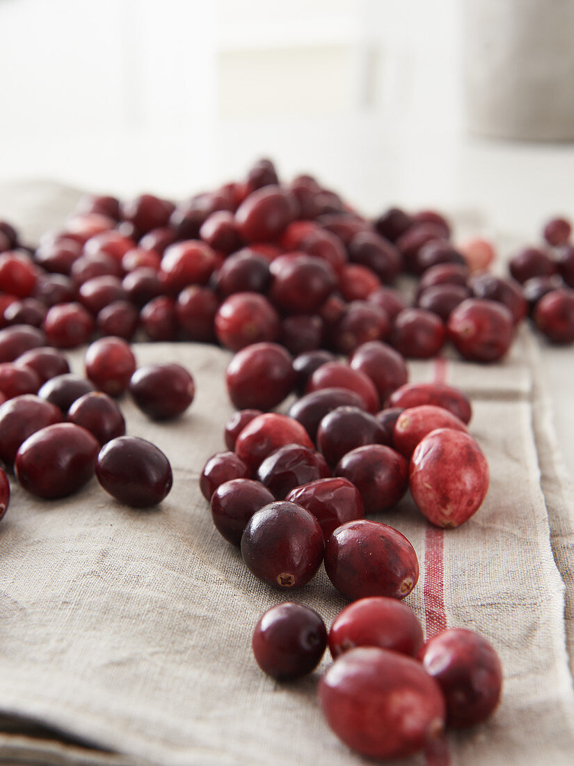 Frische Cranberries auf Leinentuch