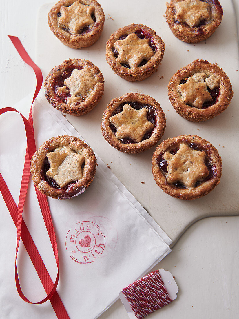 Linzer Törtchen mit Cranberries – Bilder kaufen – 13384841 StockFood