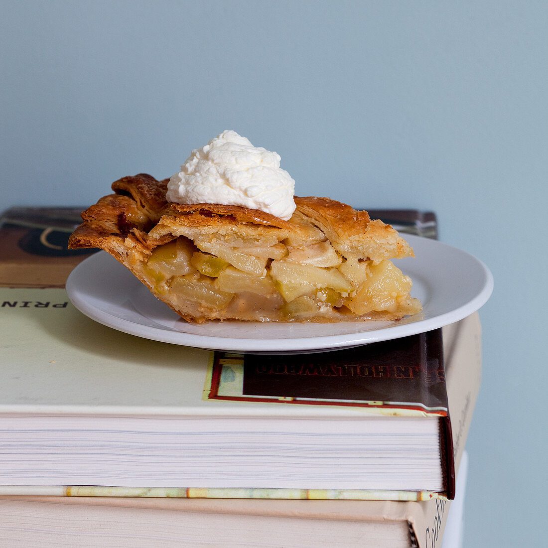 Ein Stück Apfel-Cheddar-Pie auf Buch