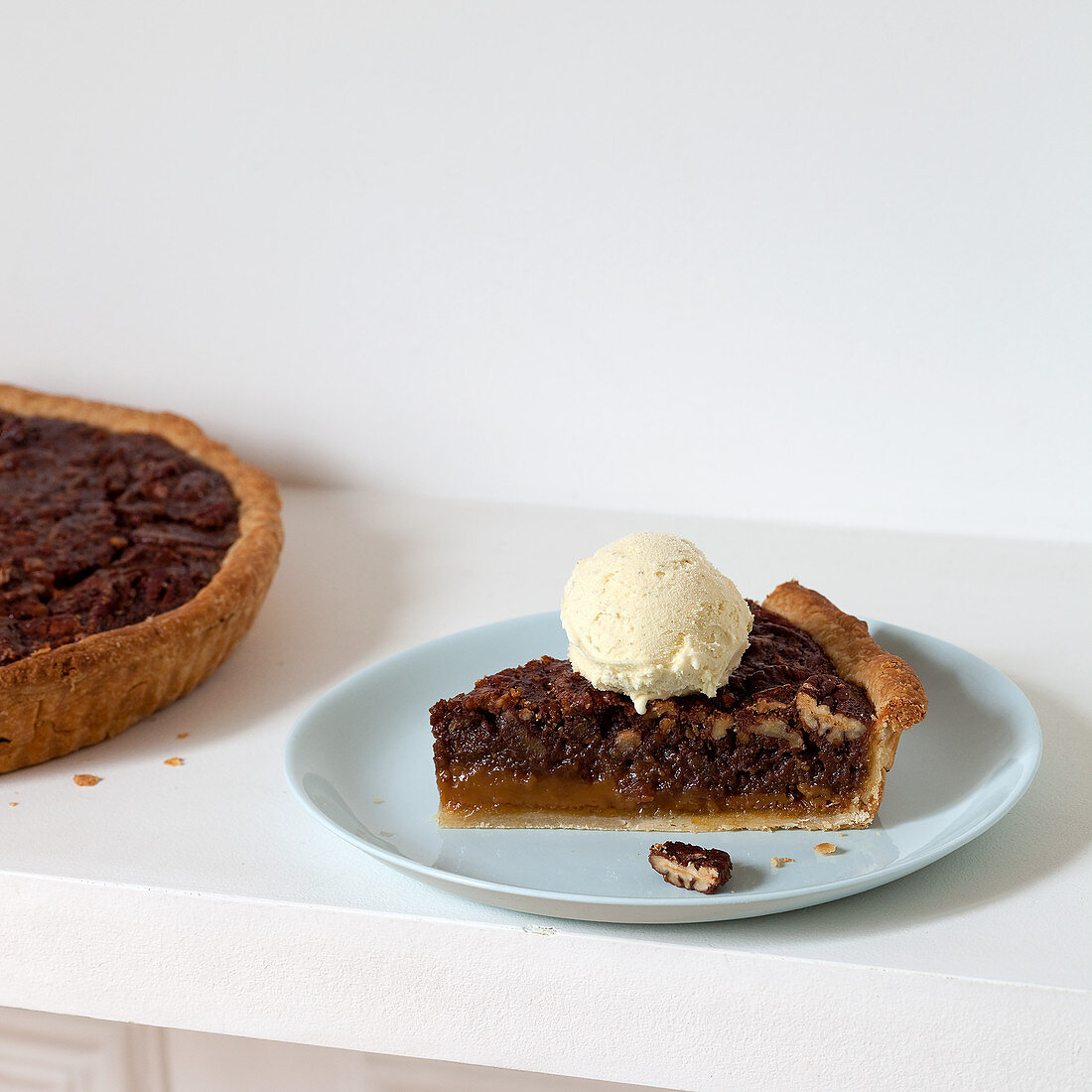 Pecanpie with vanilla ice cream (USA)