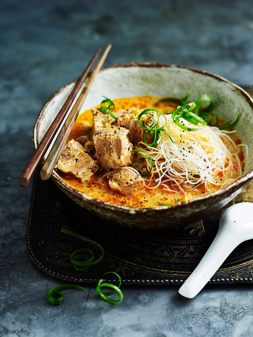 Laksa mit Schweinefleisch und Glasnudeln (Asien)