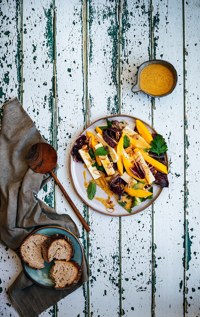 Mango-Paneer-Salat mit Radicchio und Schalotten