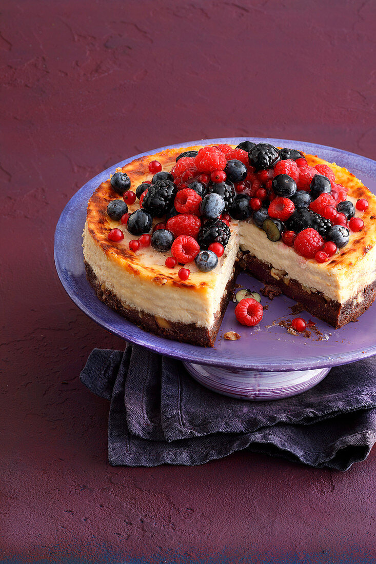 Berry cheesecake with brownie base