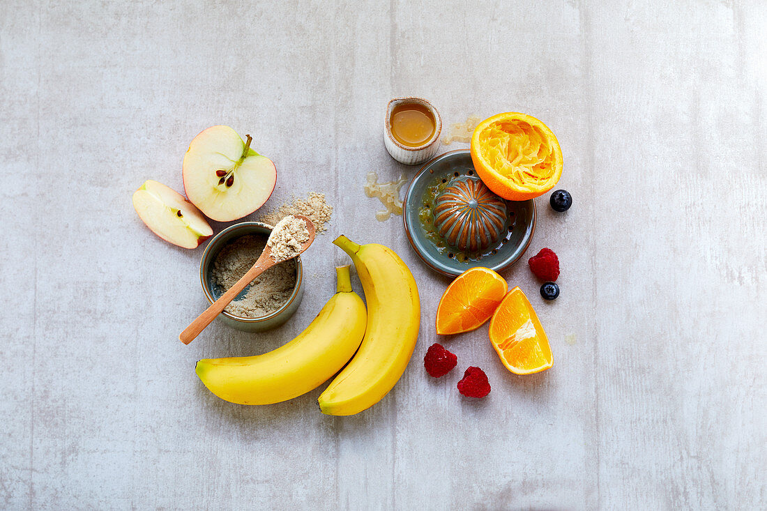 Zutaten für basisches Müsli - Beeren Bananen, Orange und Apfel