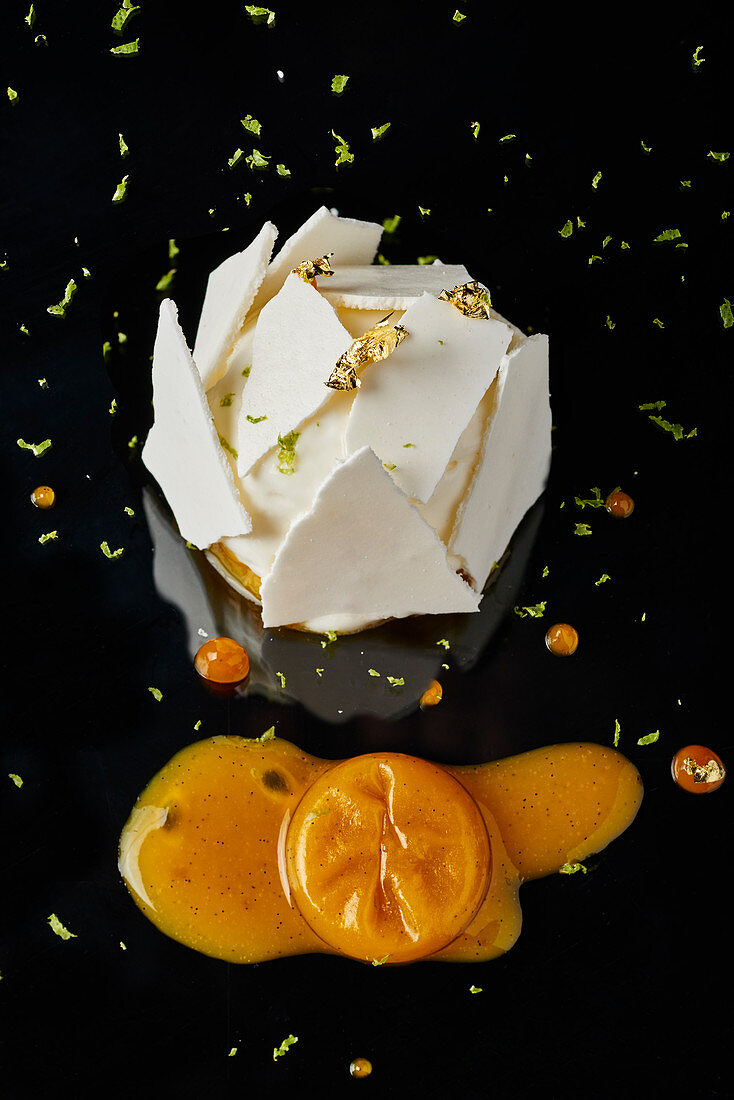 Vacherin mit Blattgold (Dessert aus Frankreich)