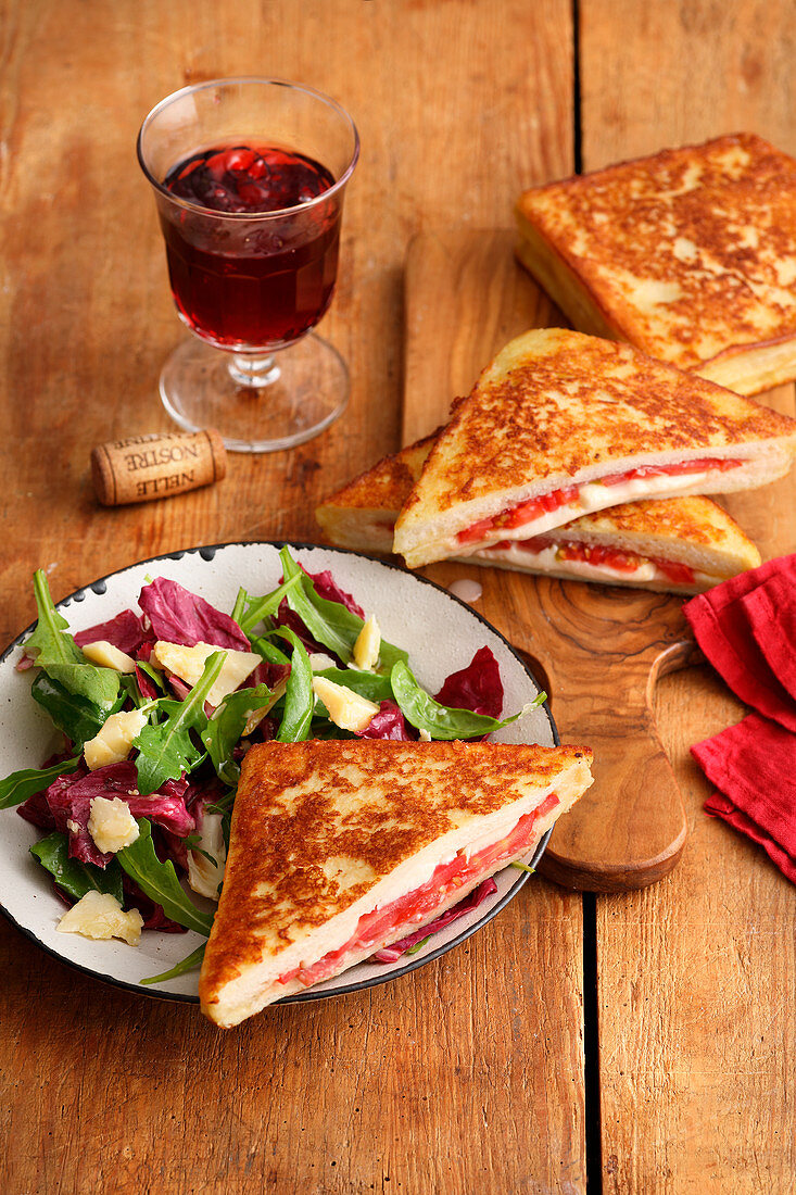 Toast Calabrese auf Blattsalat mit Parmesan