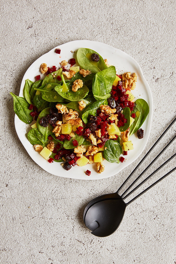 Spinach salad with beetroot, cranberries and walnuts