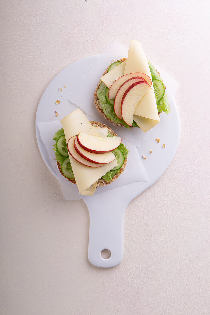 Brötchen mit Gurke, Salat, Käse und Apfel