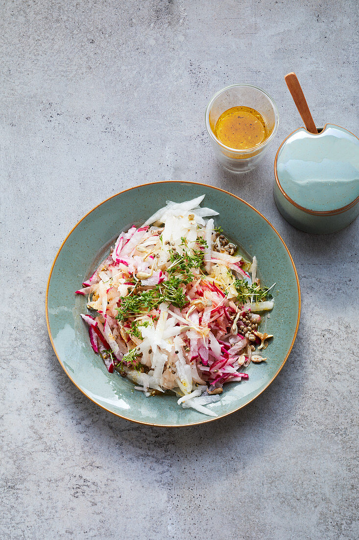 Roter Rettichsalat mit Sonnenblumenkernen und Leinöl