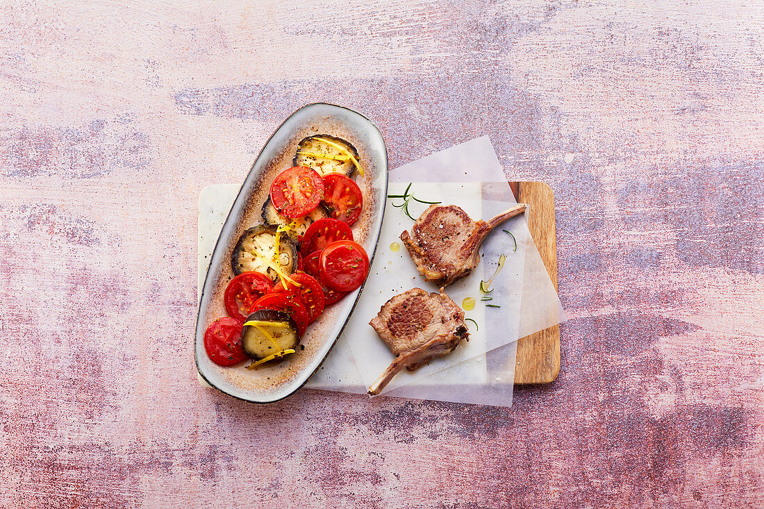 Lammkoteletts mit Auberginen-Tomaten-Gemüse