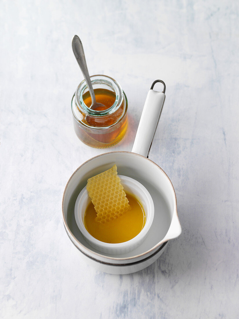 Nasensalbe aus Honig, Olivenöl und Bienenwachs