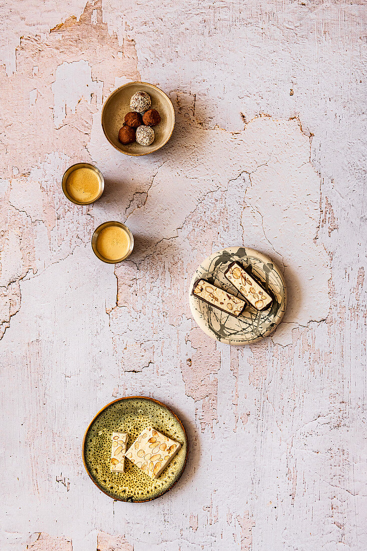 Weisser Nougat und Trüffelpralinen mit Kaffee