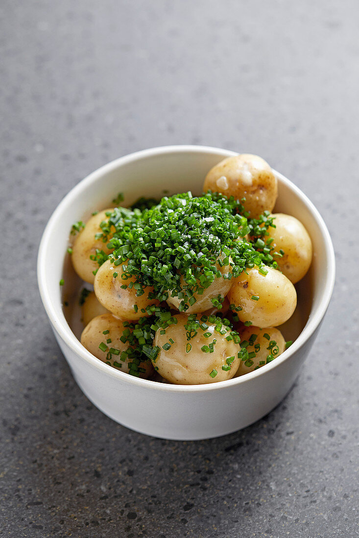 Pellkartoffeln mit geräucherter Butter und Schnittlauch