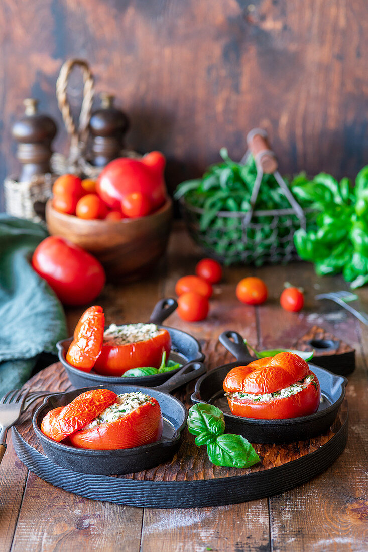 Gefüllte gebackene Tomaten mit Kräutern und Hüttenkäse