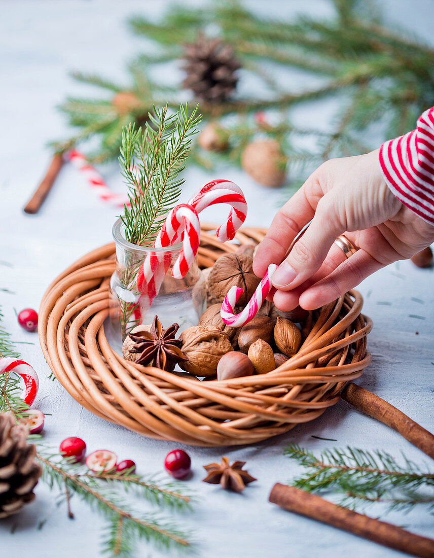 Zuckerstangen und Nüsse im Weihnachtskranz
