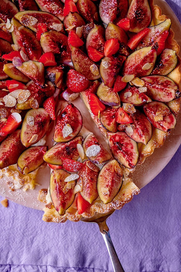 Fig tart with strawberries and flaked almonds