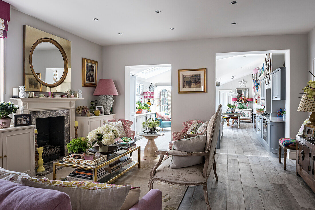 Großer Spiegel über Kamin, Vintage-Couchtisch und Sofa im französischen Stil im Wohnzimmer