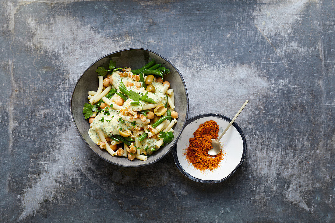 Nudelsalat mit Kichererbsen, grünen Bohnen, Oliven und Walnüssen