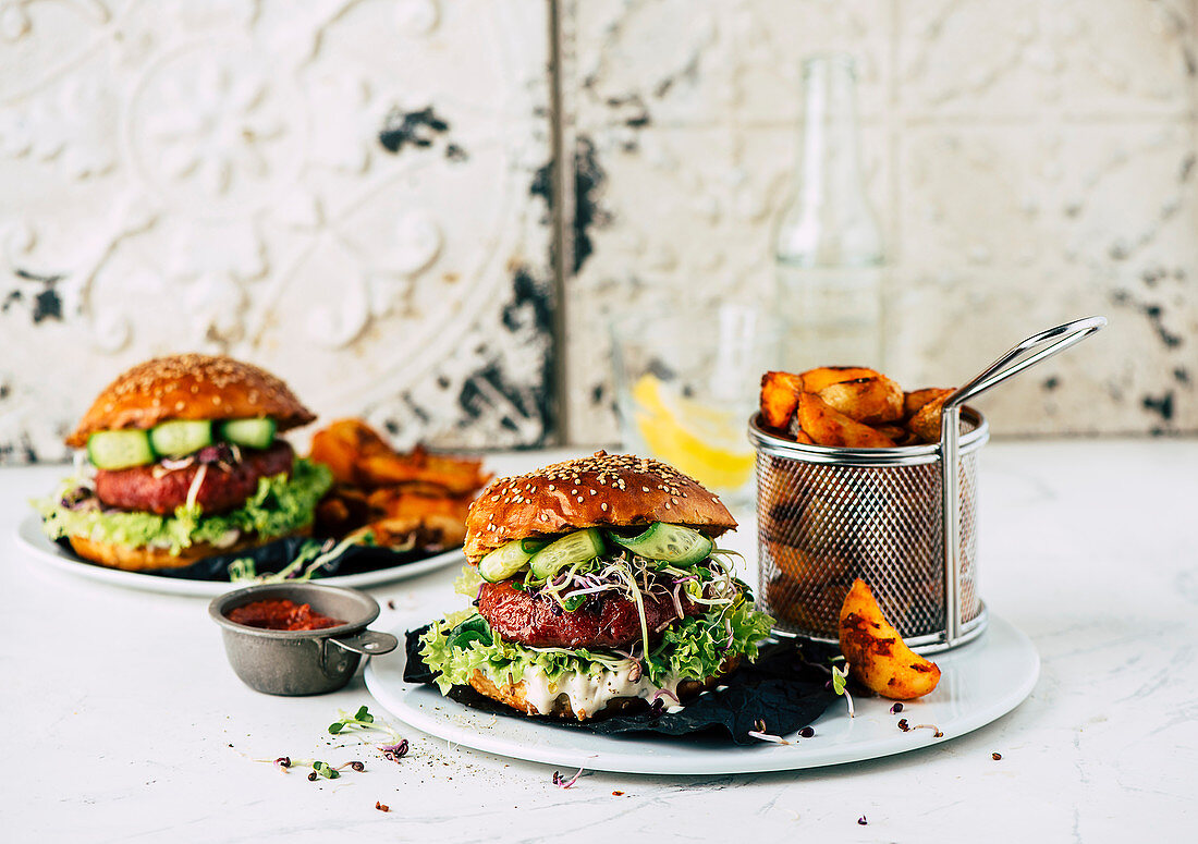 Veggie-Burger mit Kartoffelspalten