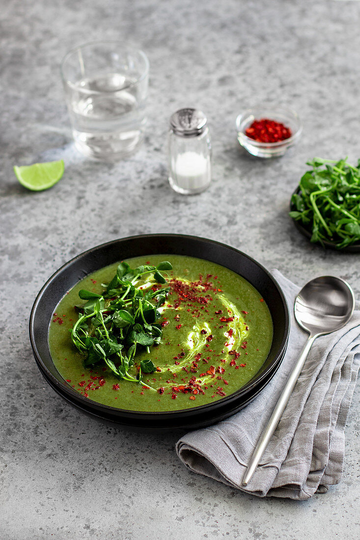 Spinach soup with chilli flakes and watercress