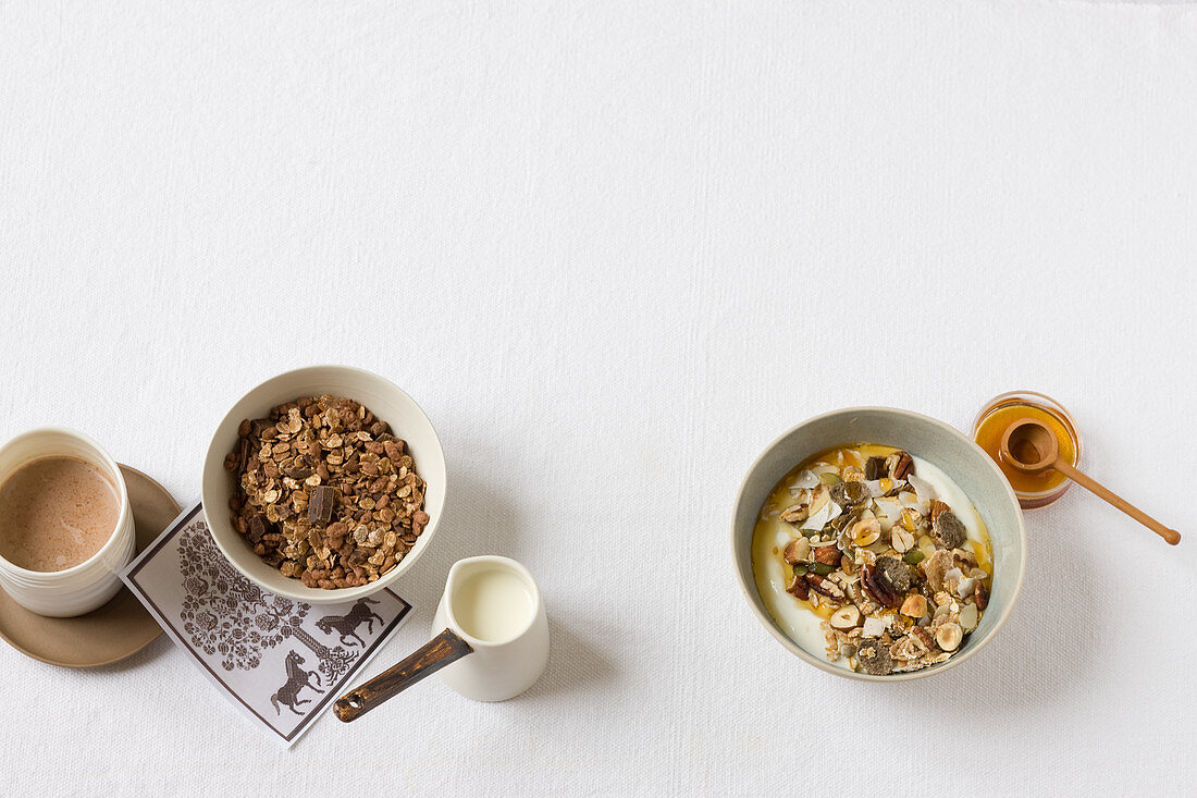 Schokoladenmüsli und Trockenfrüchte-Müsli