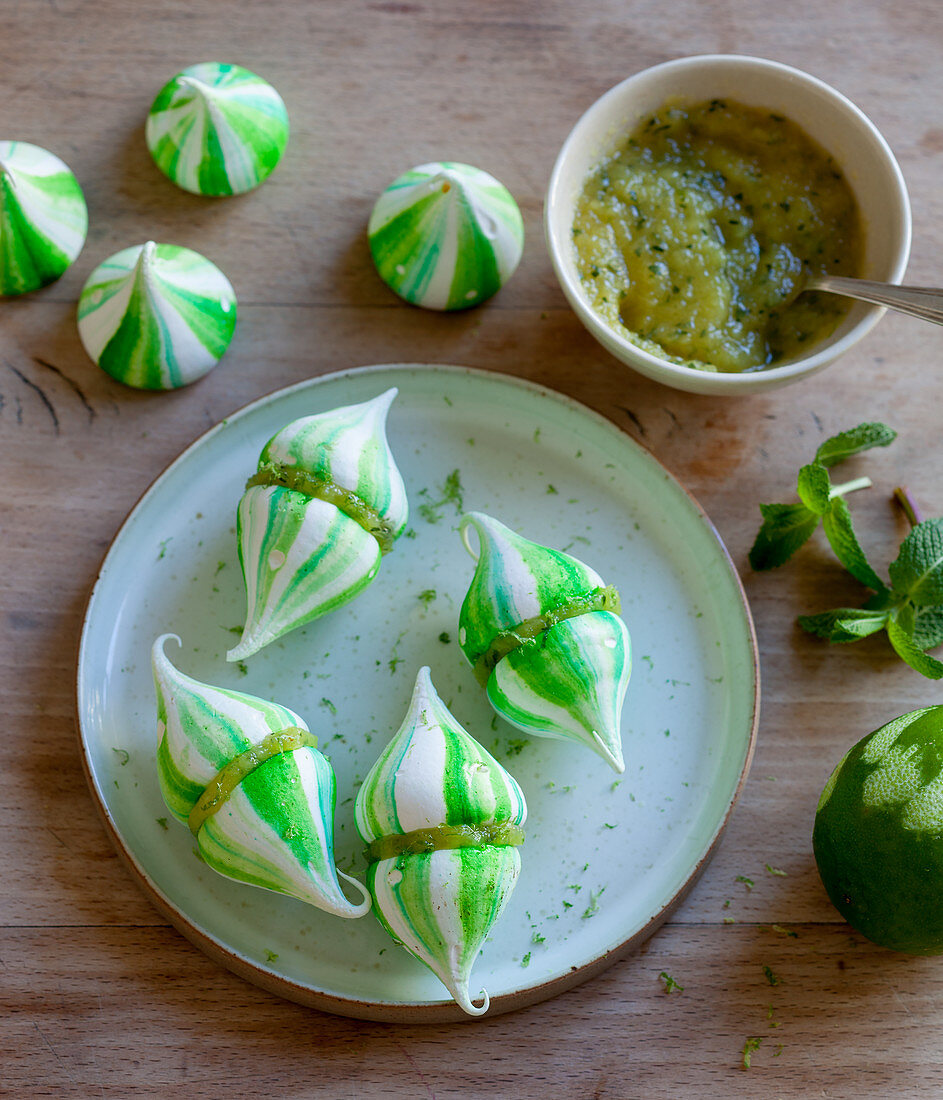 Pavlova-Tropfen mit Minze und Ananas