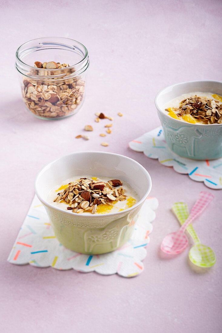 Mango-Joghurt-Müsli mit Mandeln und Sonnenblumenkernen