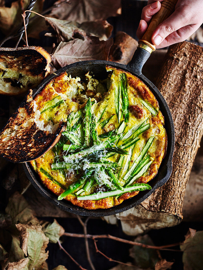 Frittata mit Schweinewurst und Spargel