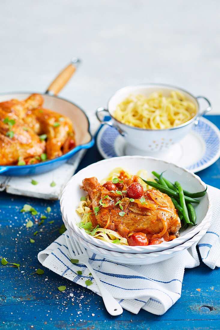 Hähnchen-Paprikash mit Tagliatelle und Gemüse