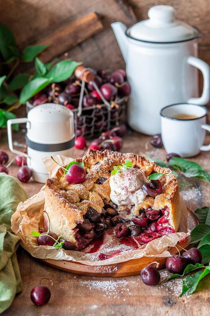 Kirschkuchen serviert mit Eis