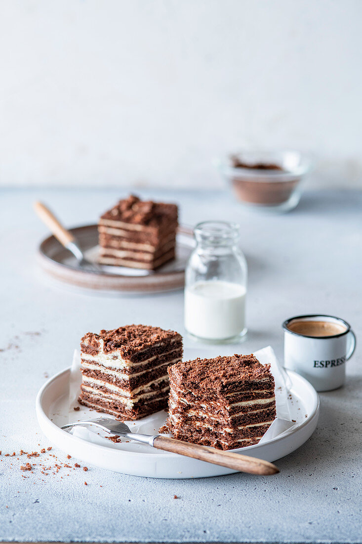 Schokoladen-Kaffee-Schichtkuchen mit saurer Sahne