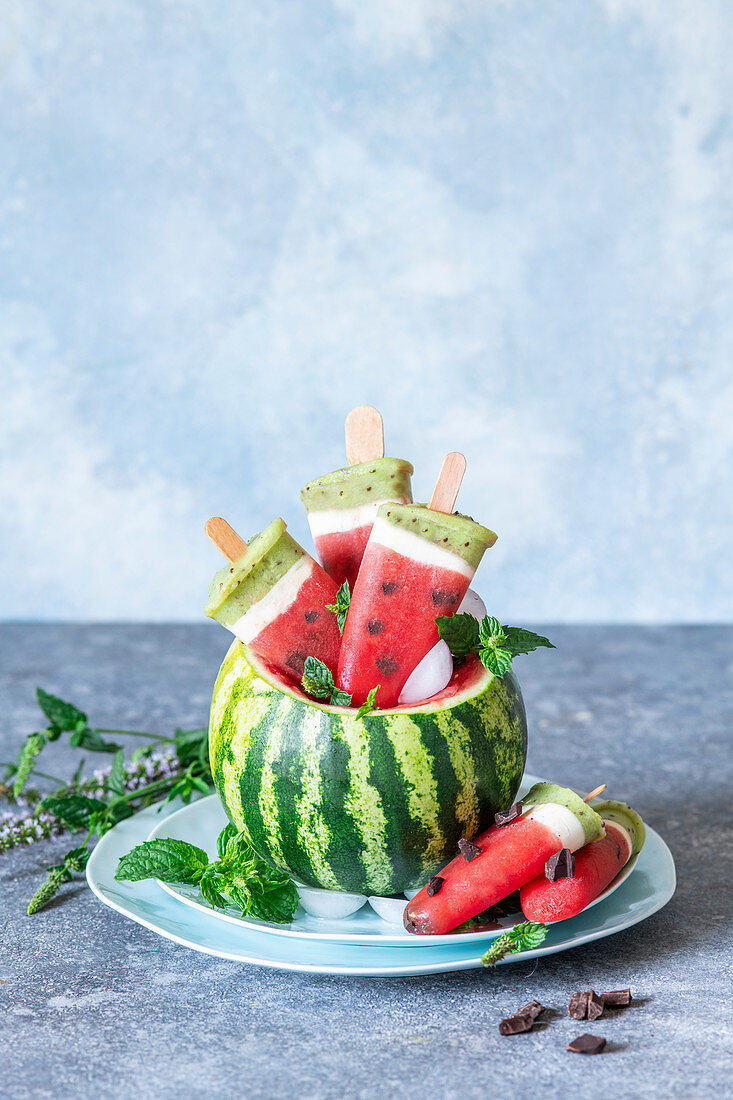 Wassermelonen-Eis am Stiel mit Kiwi, Joghurt und Schokoladenstückchen