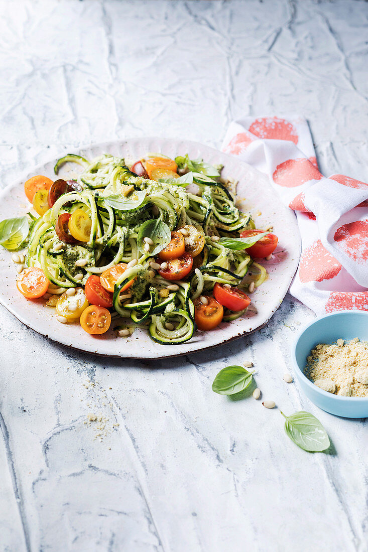 Vegane Zoodles mit Cashewpesto