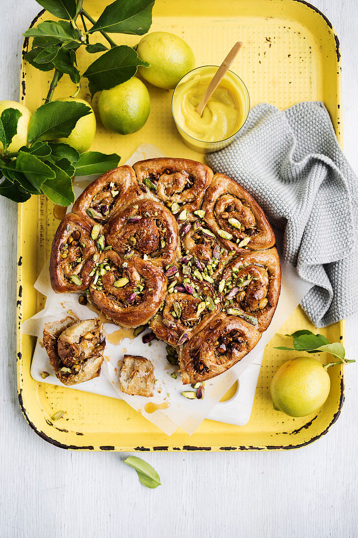 Veganer Jasmintee-Lemon-Curd-Schneckenkuchen